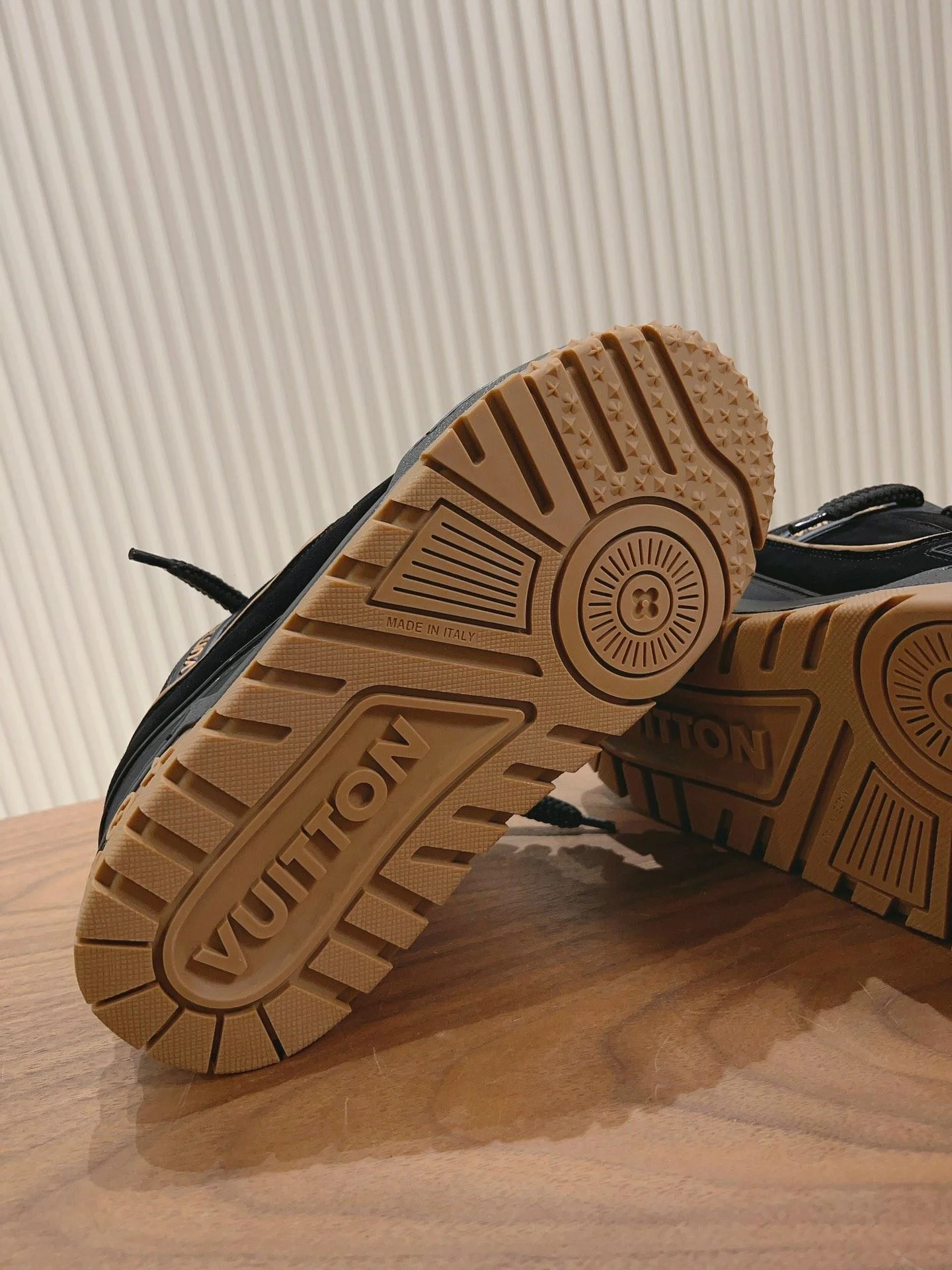 Louis Vuitton Trainer Sneaker Fashionable 31382