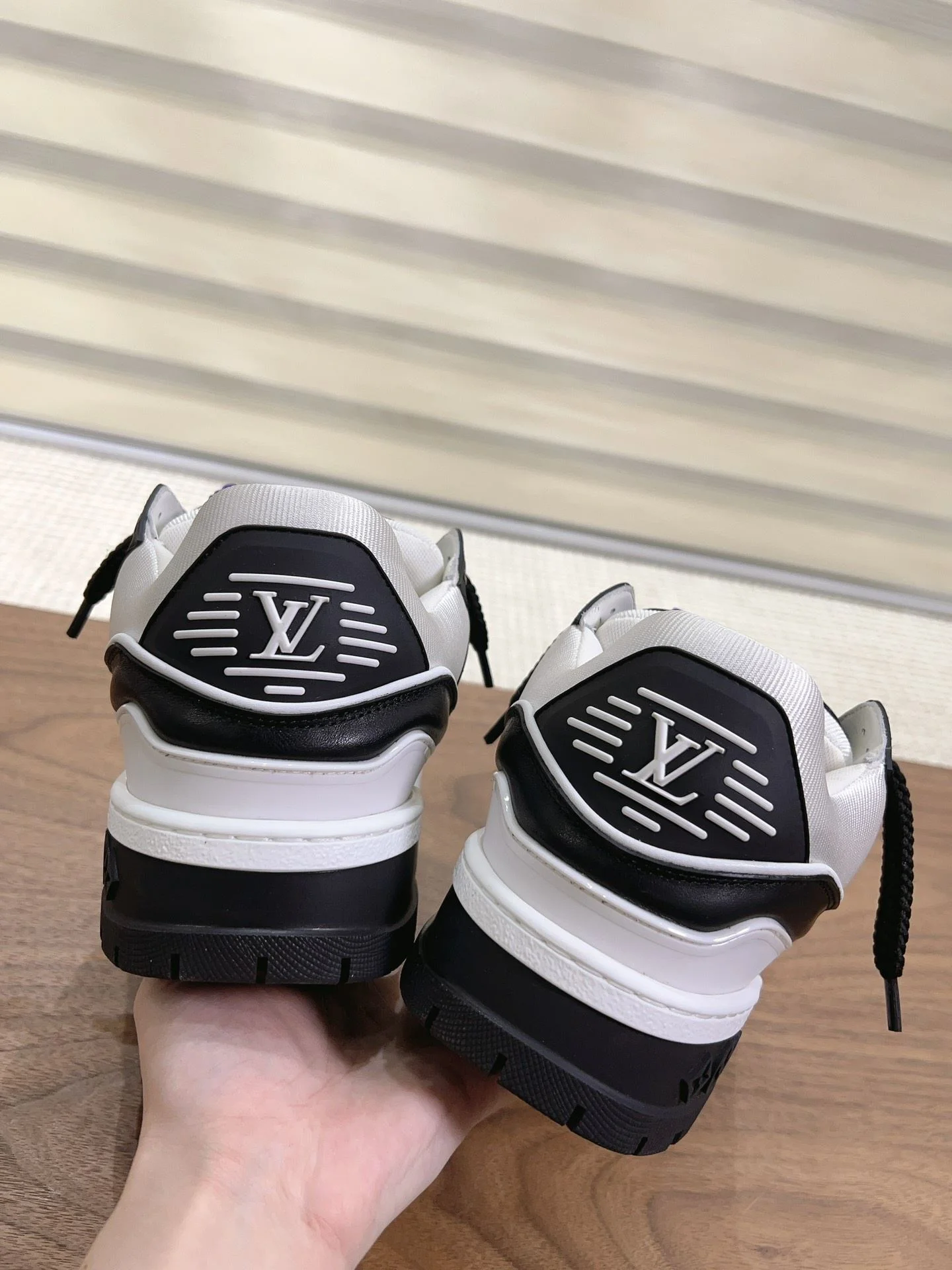 Practical Louis Vuitton Trainer Sneaker 31380