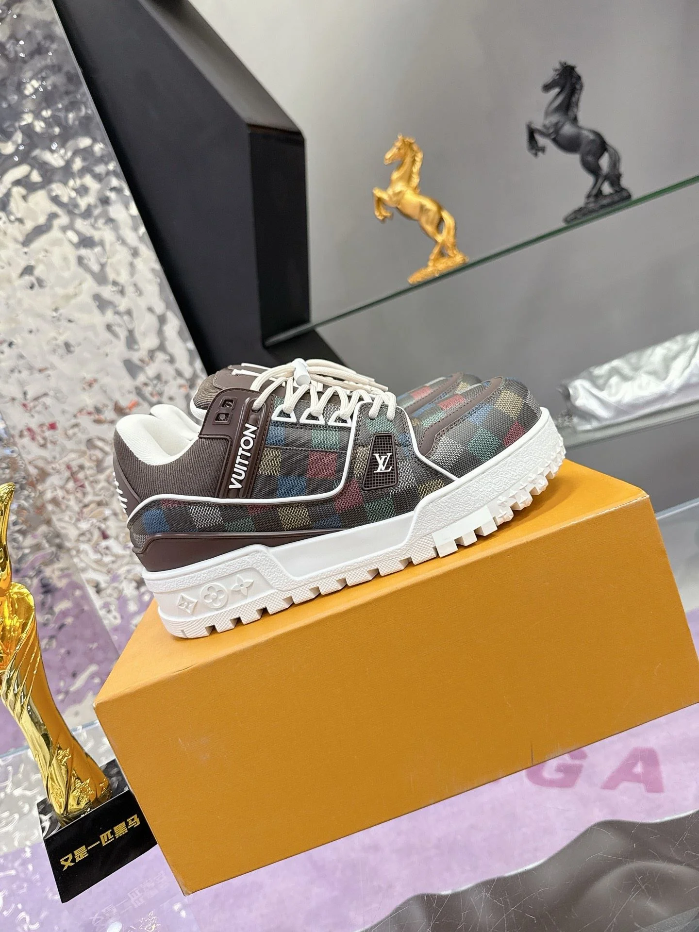 Louis Vuitton Trainer Sneaker Classic 31371