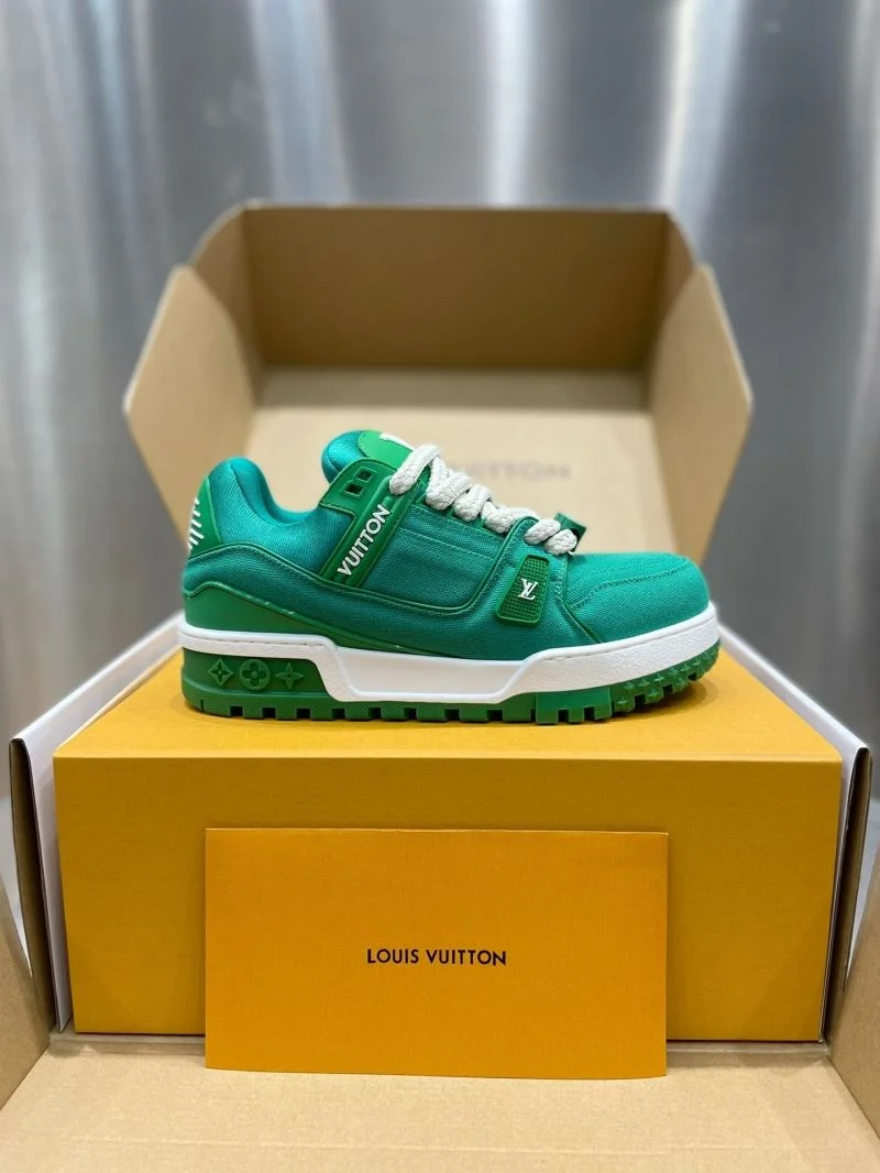 Casual Louis Vuitton Trainer Sneaker 32120