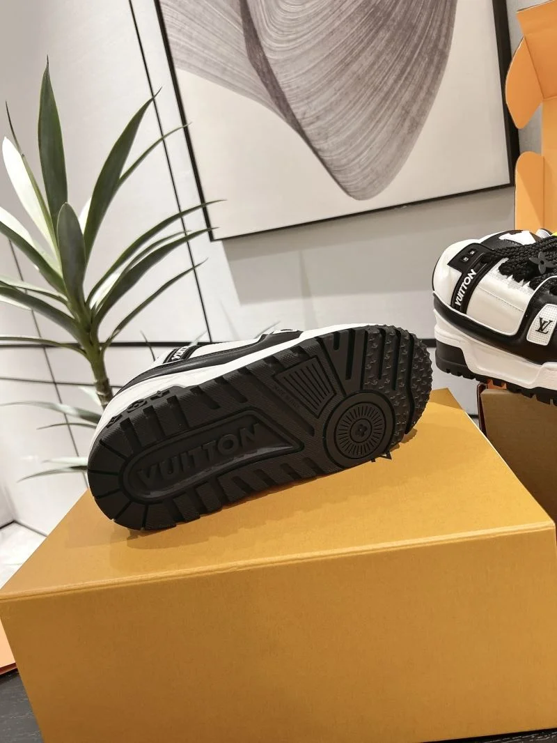 Louis Vuitton Trainer Sneaker Sleek 31685
