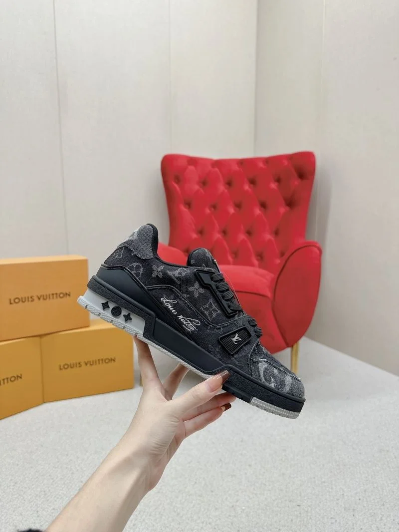 Louis Vuitton Trainer Sneaker Sophisticated 31664