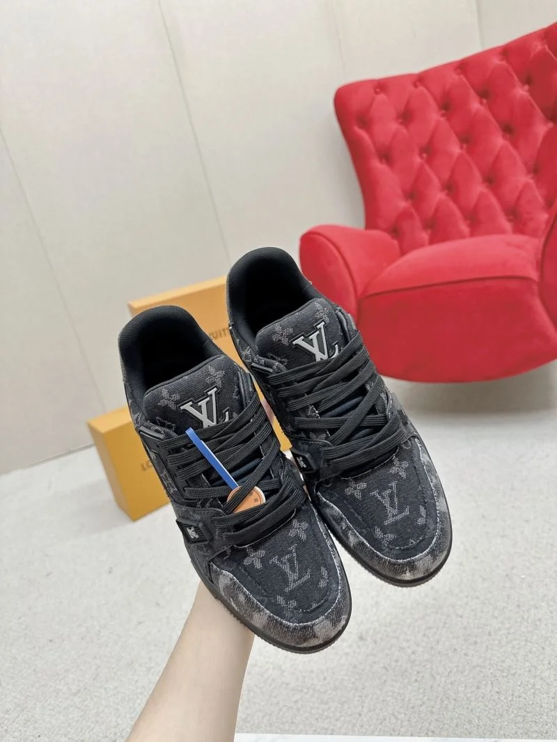Louis Vuitton Trainer Sneaker Sophisticated 31664