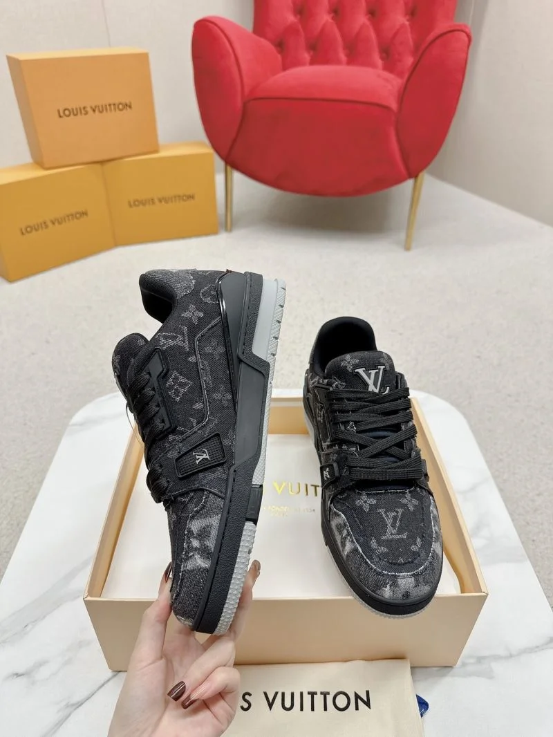 Louis Vuitton Trainer Sneaker Sophisticated 31664