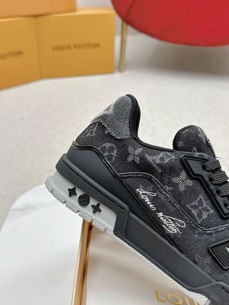 Louis Vuitton Trainer Sneaker Sophisticated 31664