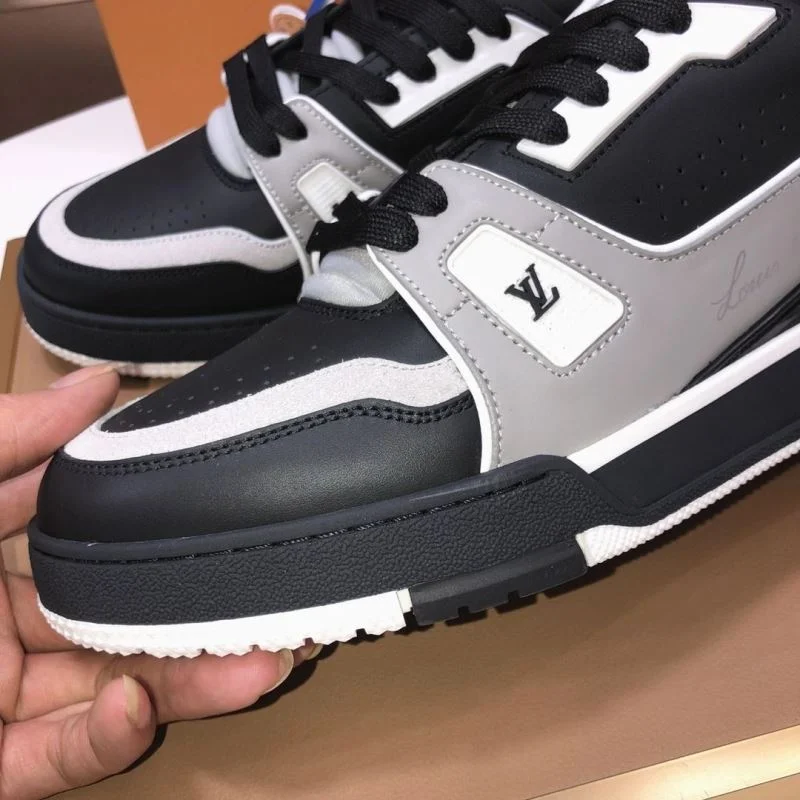 Stylish Louis Vuitton Trainer Sneaker 32529