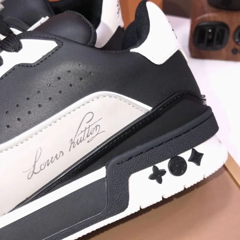 Stylish Louis Vuitton Trainer Sneaker 32529