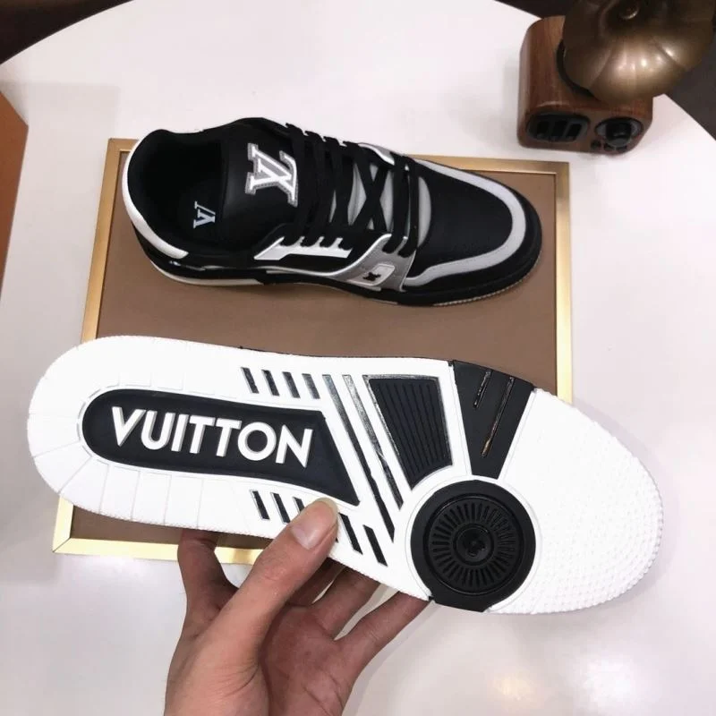 Stylish Louis Vuitton Trainer Sneaker 32529