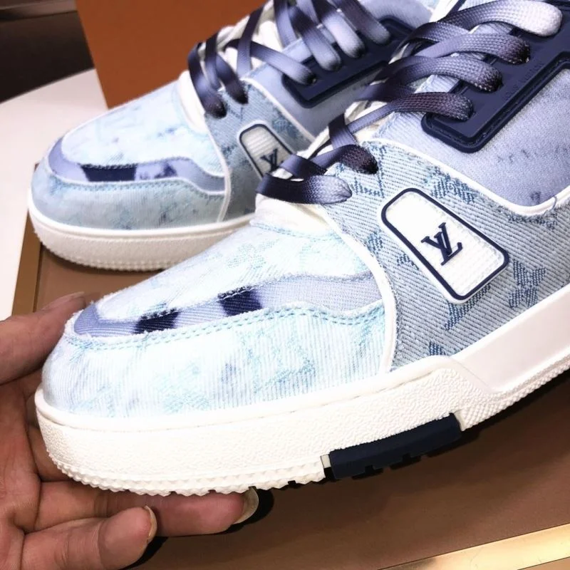 Timeless Louis Vuitton Trainer Sneaker 32528