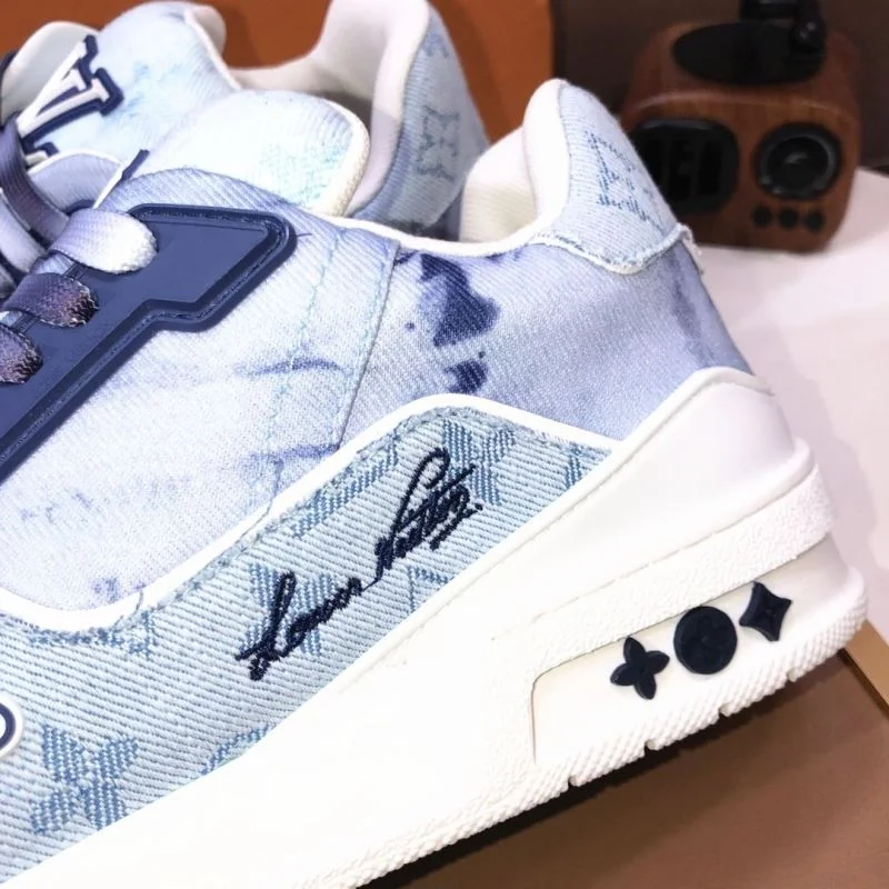 Timeless Louis Vuitton Trainer Sneaker 32528