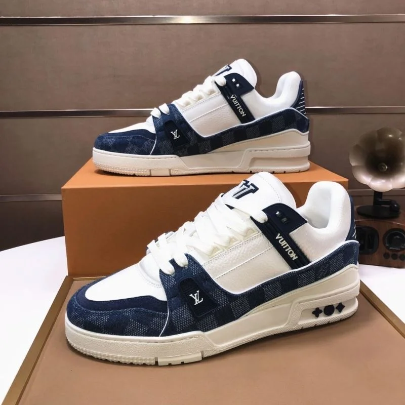 Sleek Louis Vuitton Trainer Sneaker 32521
