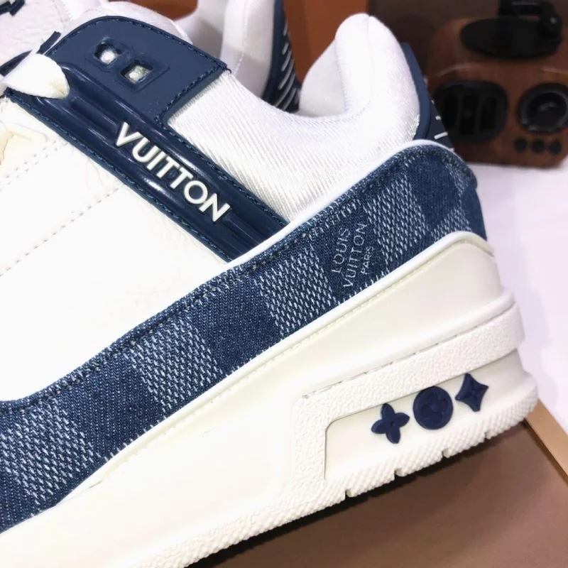 Sleek Louis Vuitton Trainer Sneaker 32521