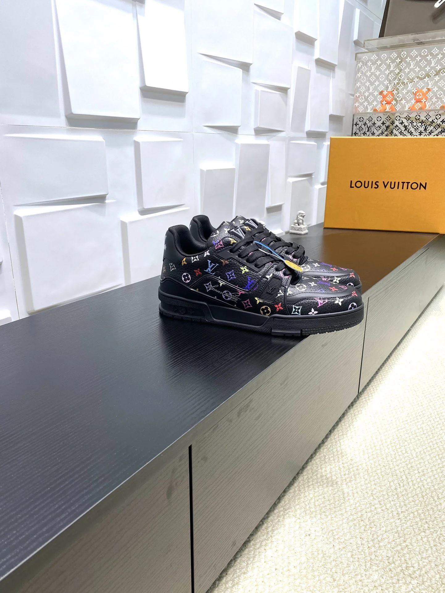 Refined Louis Vuitton Trainer Sneaker 31026