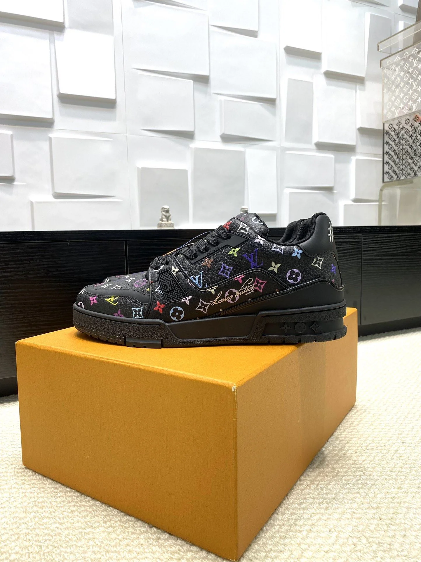 Refined Louis Vuitton Trainer Sneaker 31026