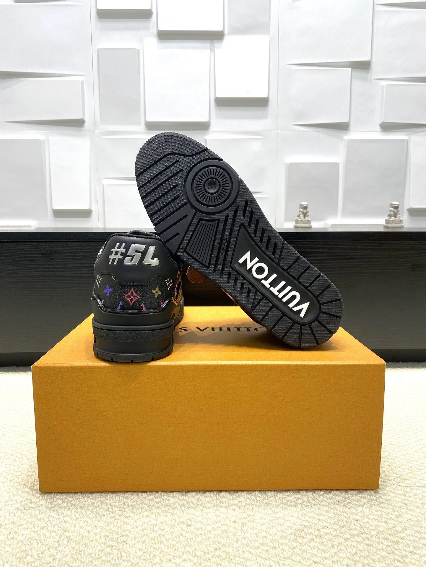 Refined Louis Vuitton Trainer Sneaker 31026