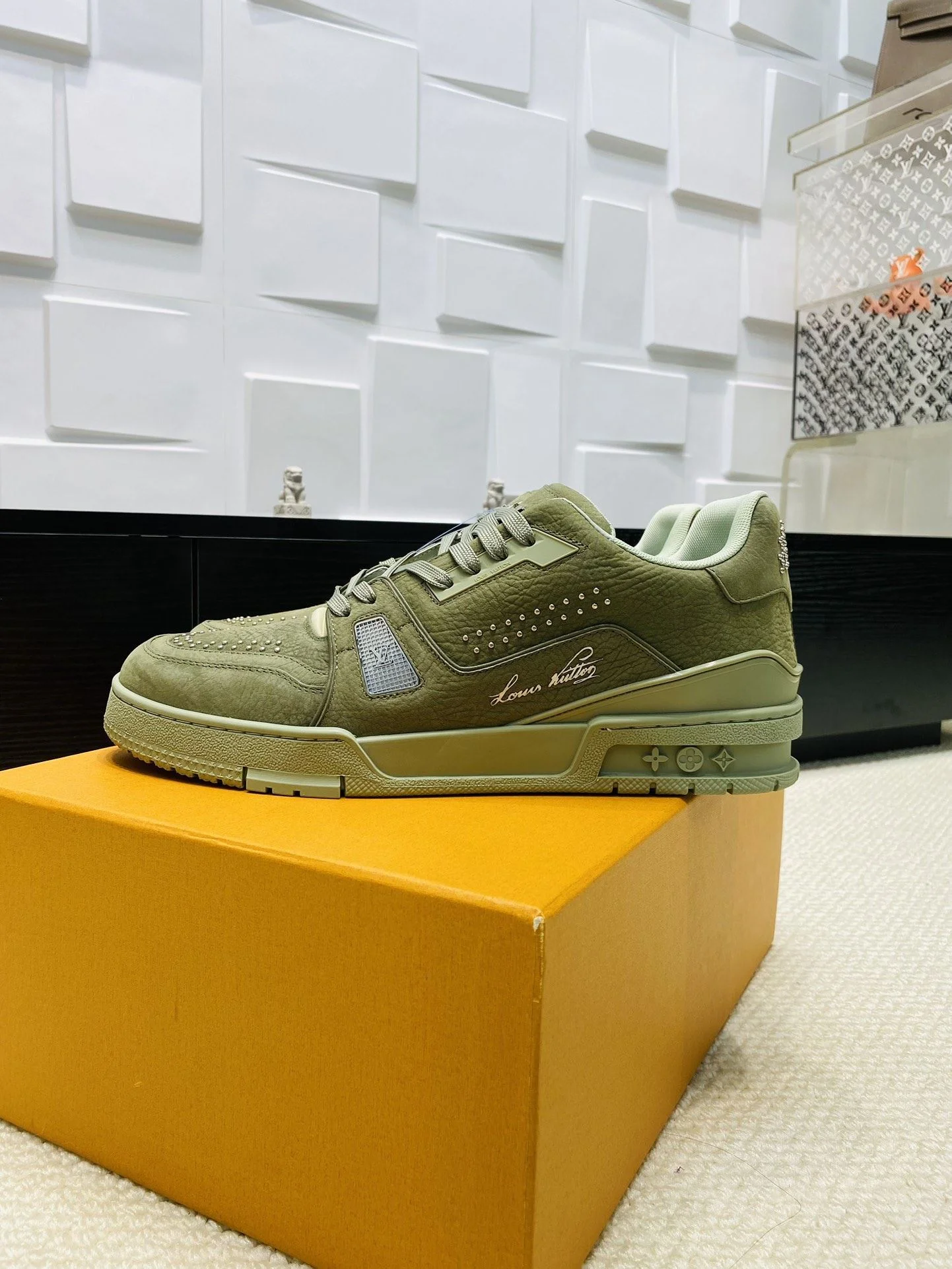 Practical Louis Vuitton Trainer Sneaker 30996