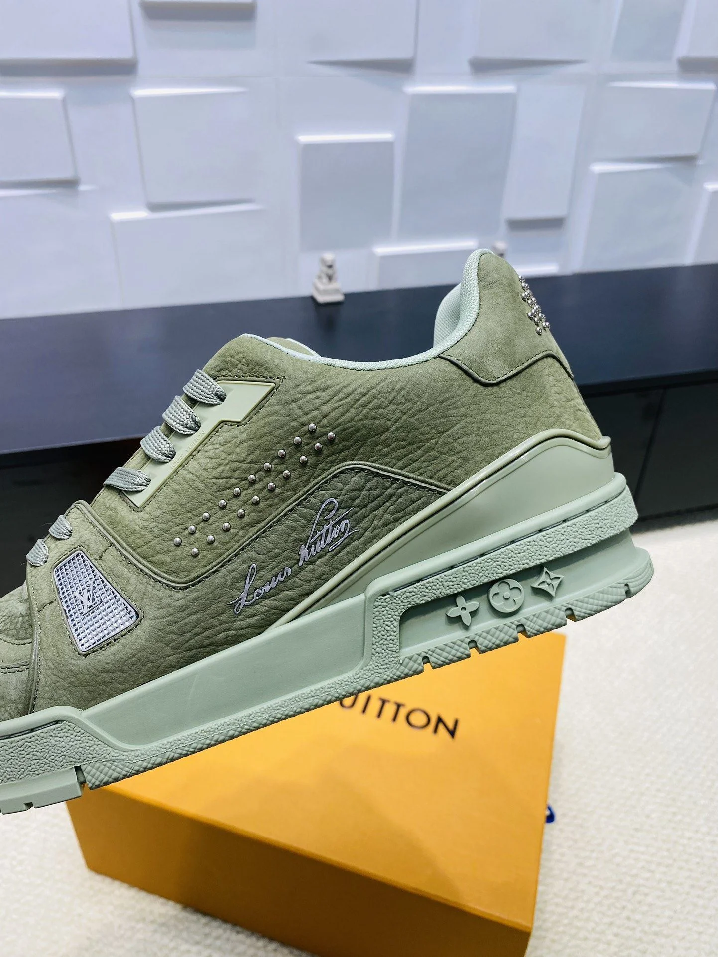 Practical Louis Vuitton Trainer Sneaker 30996