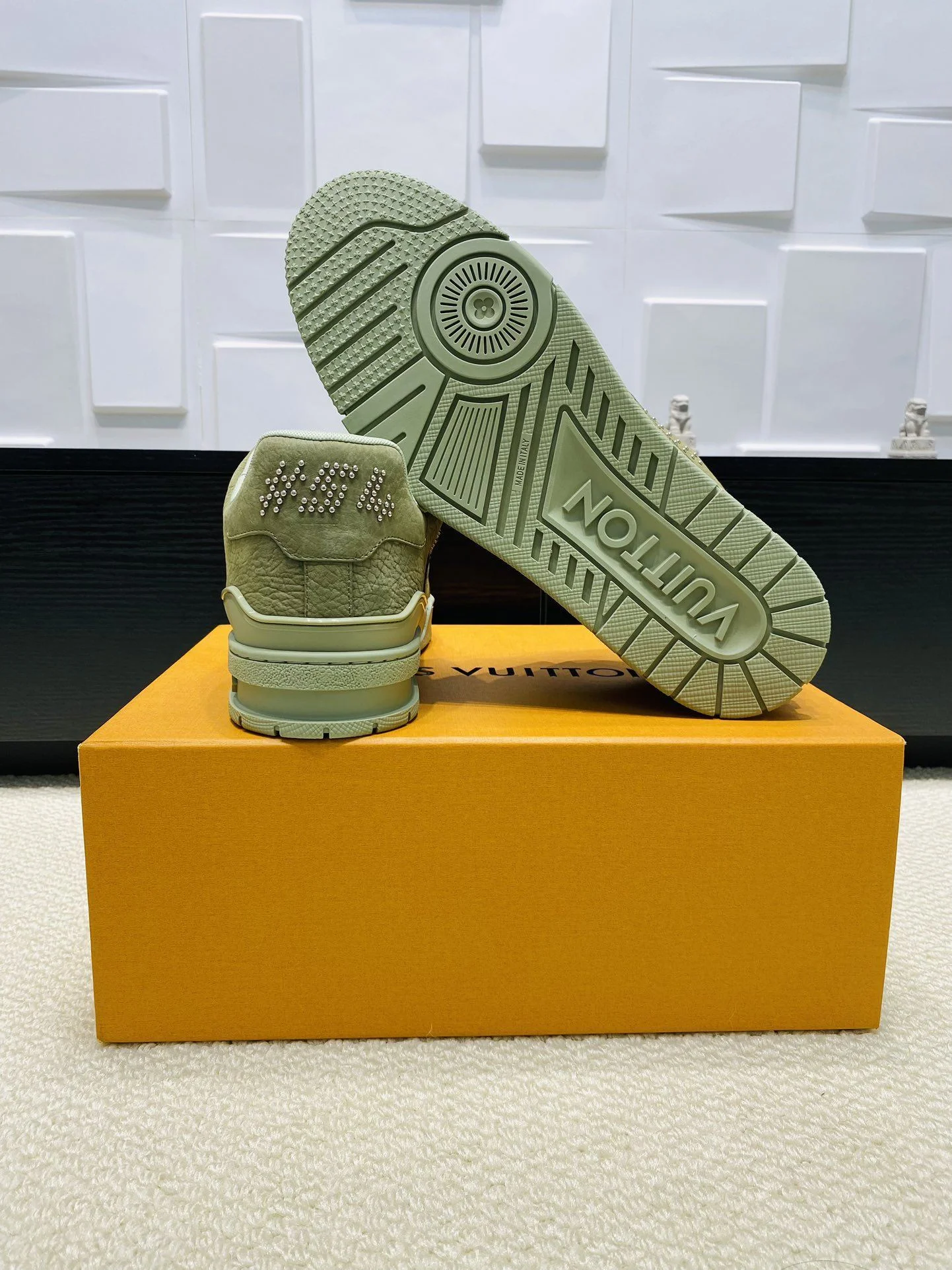 Practical Louis Vuitton Trainer Sneaker 30996