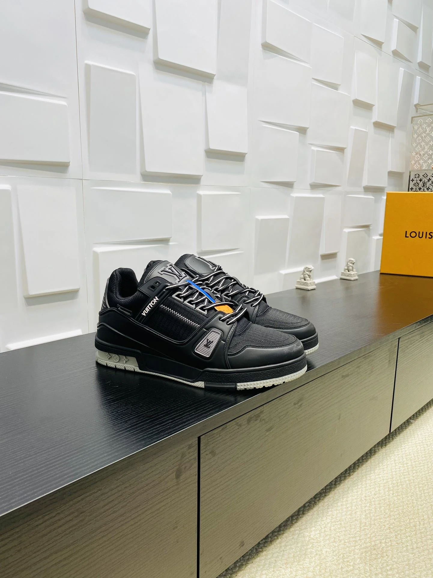 SmartChoice Louis Vuitton Trainer Sneaker 31021