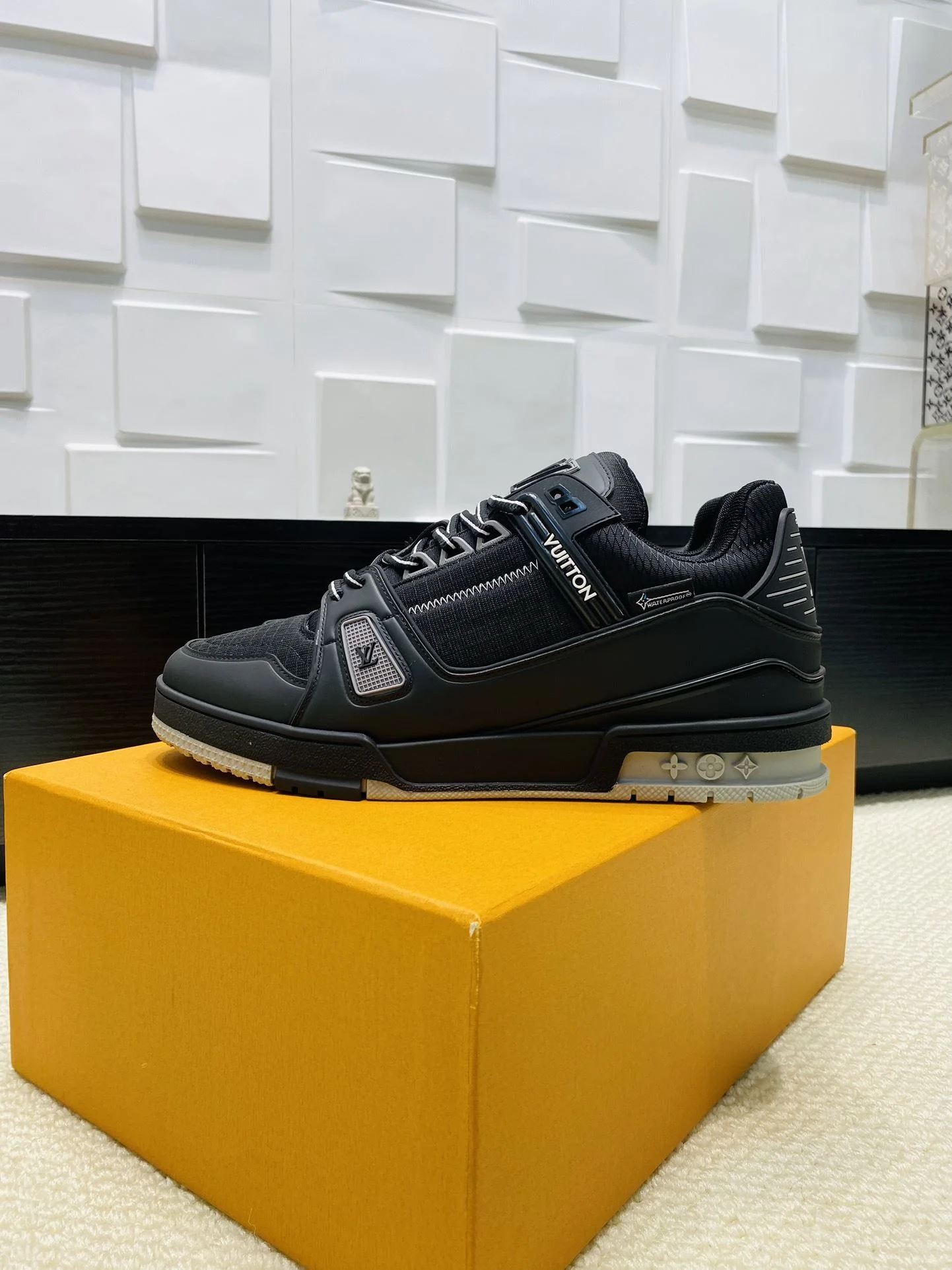 SmartChoice Louis Vuitton Trainer Sneaker 31021