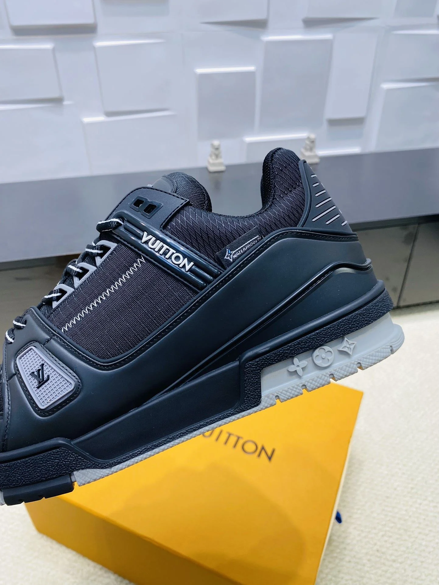 SmartChoice Louis Vuitton Trainer Sneaker 31021