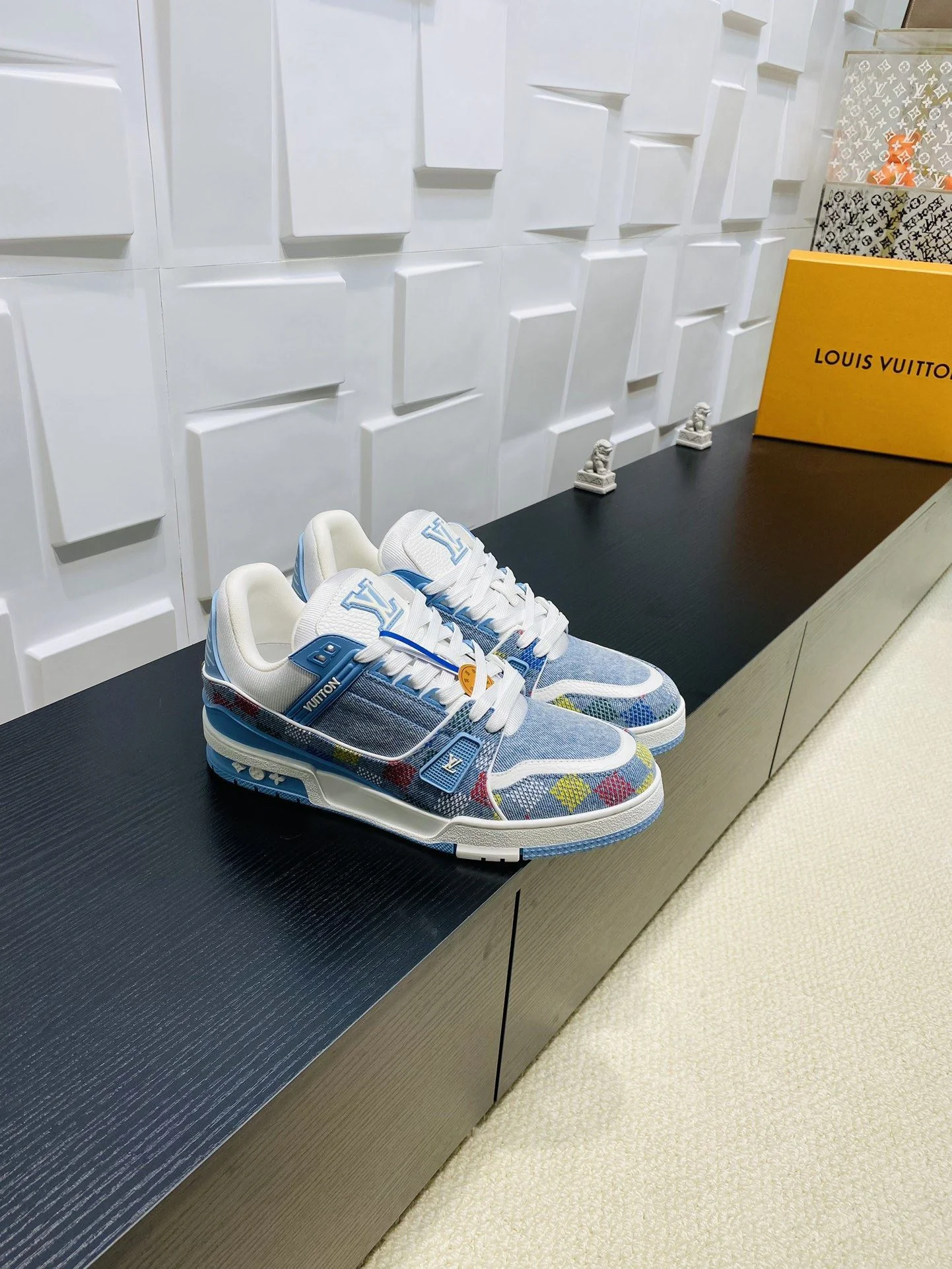 WellDesigned Louis Vuitton Trainer Sneaker 31022