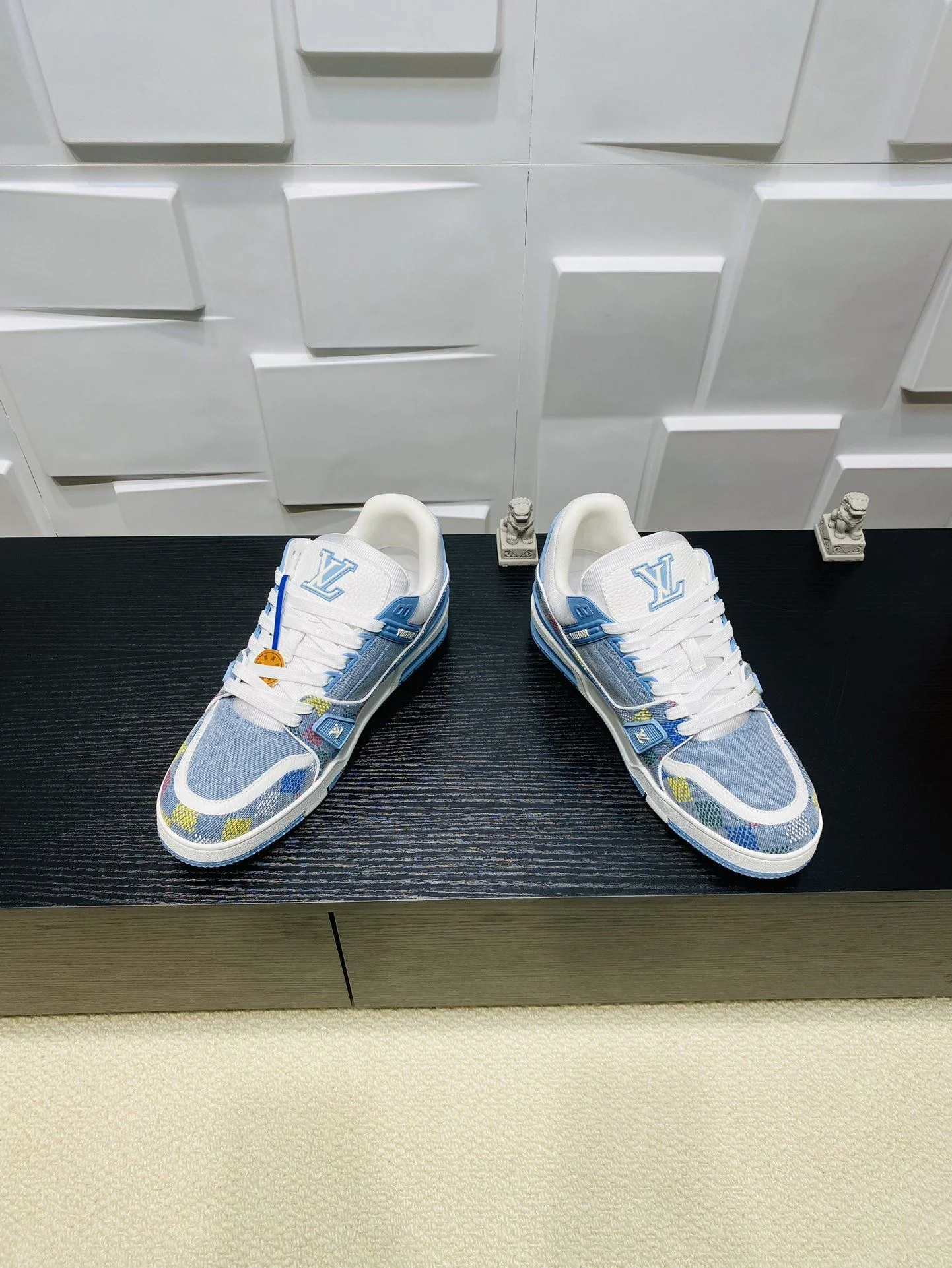 WellDesigned Louis Vuitton Trainer Sneaker 31022