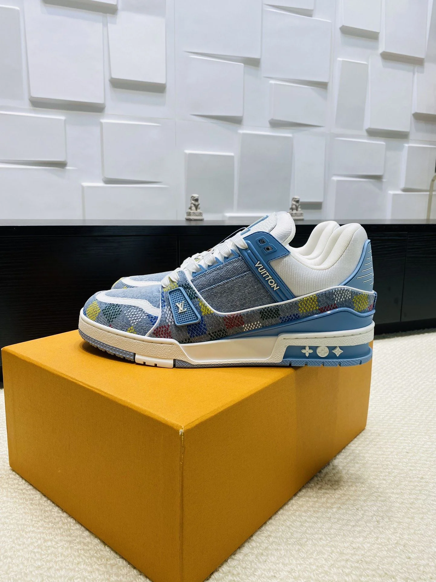 WellDesigned Louis Vuitton Trainer Sneaker 31022