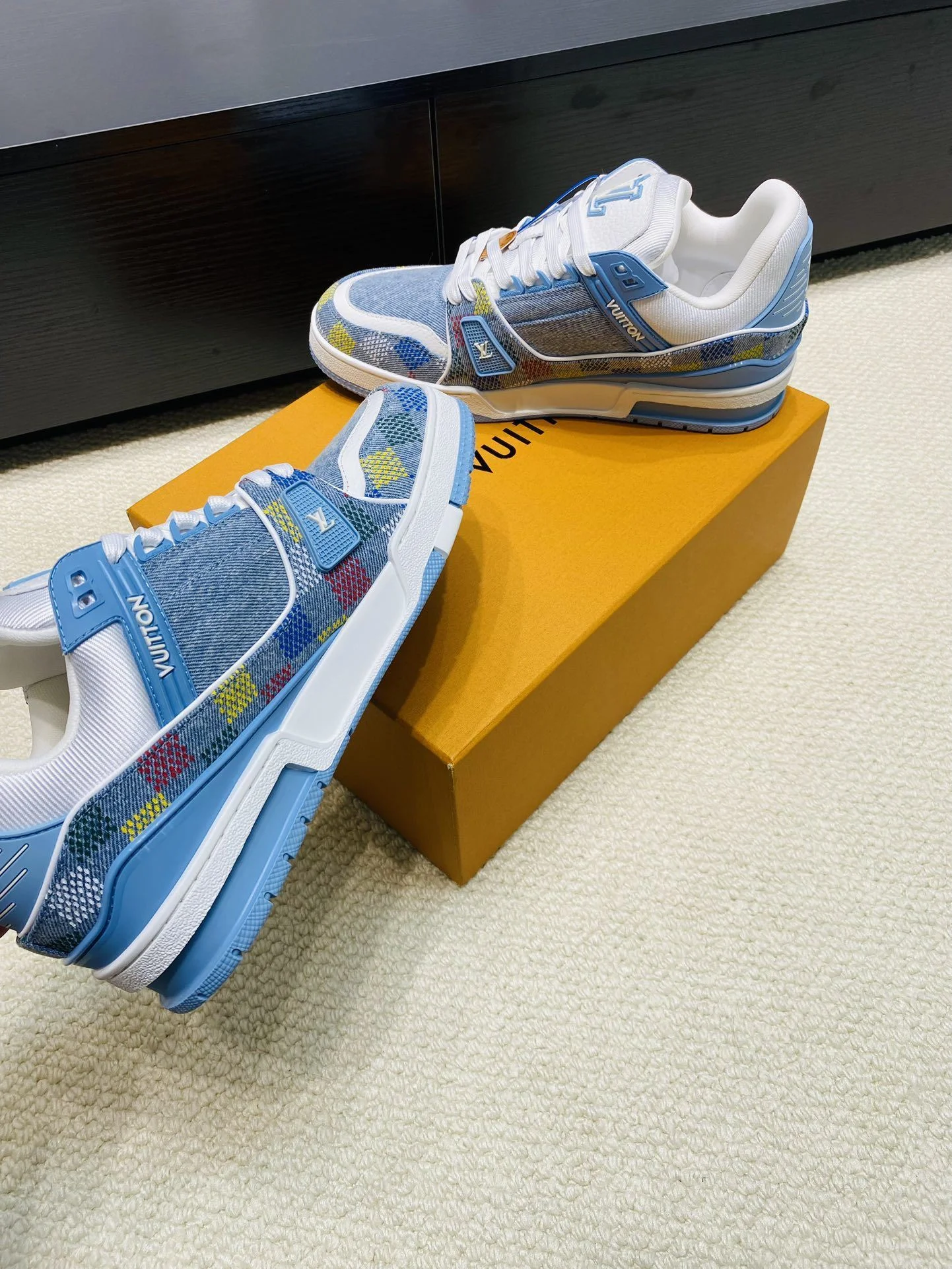 WellDesigned Louis Vuitton Trainer Sneaker 31022
