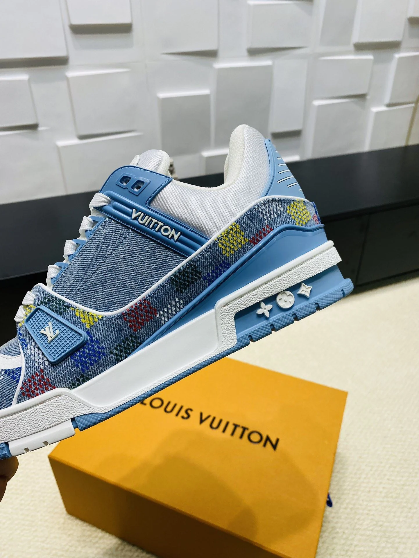 WellDesigned Louis Vuitton Trainer Sneaker 31022