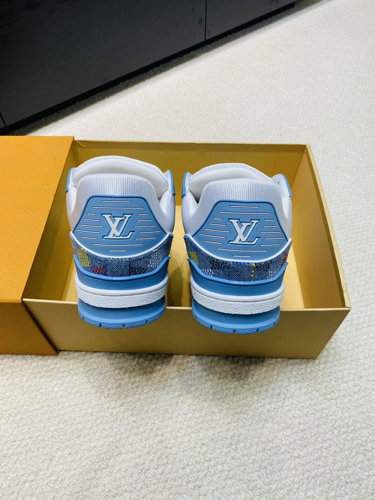 WellDesigned Louis Vuitton Trainer Sneaker 31022