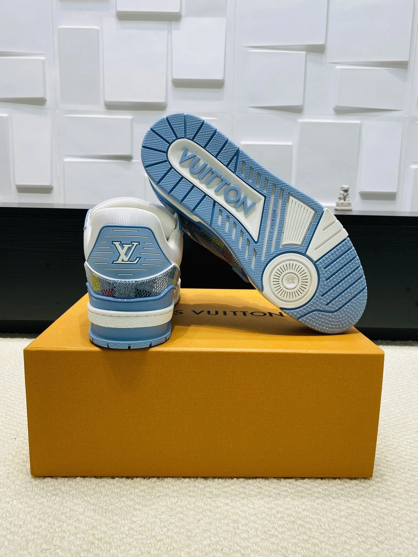 WellDesigned Louis Vuitton Trainer Sneaker 31022
