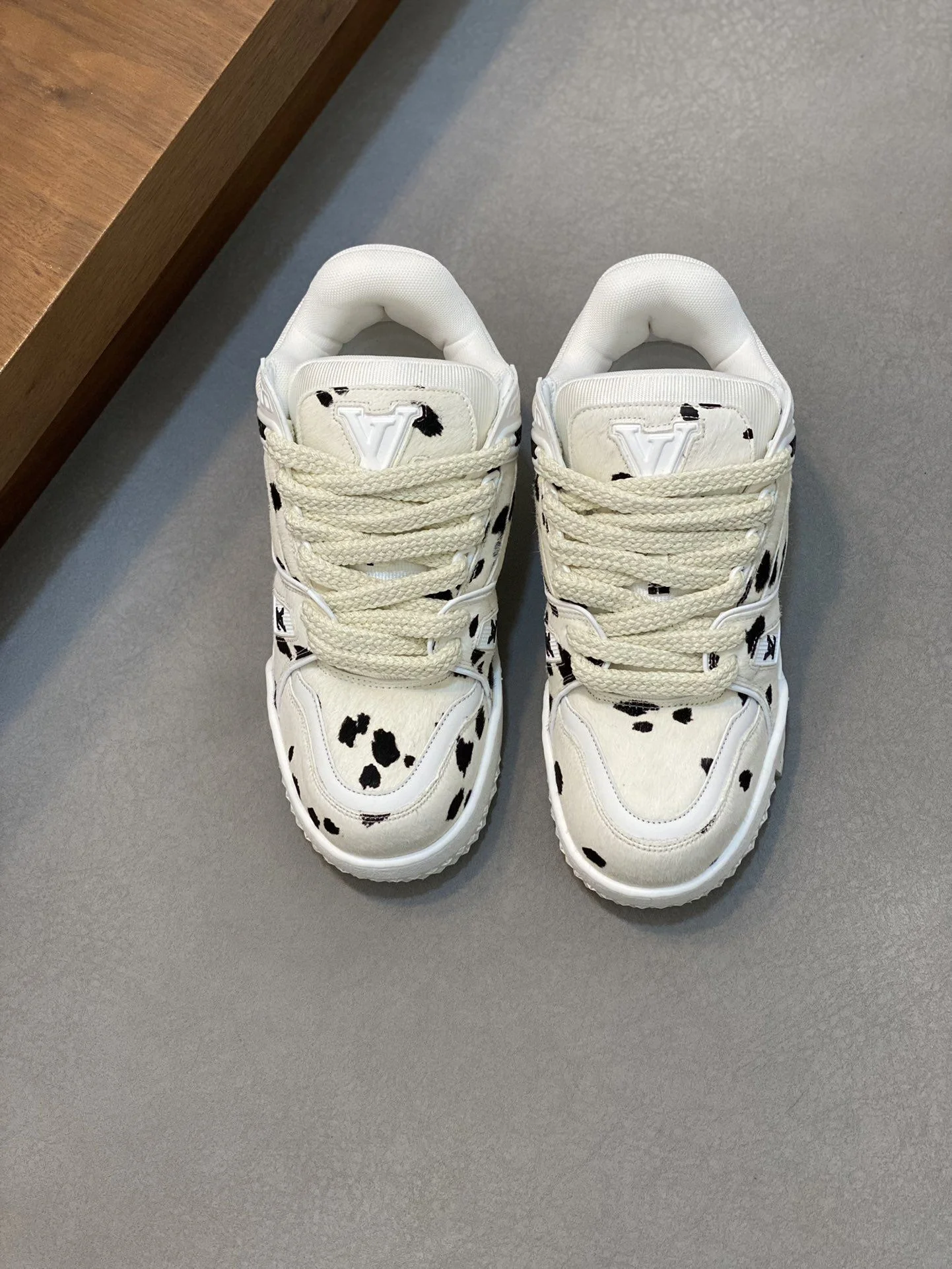 Timeless Louis Vuitton Trainer Sneaker 31003