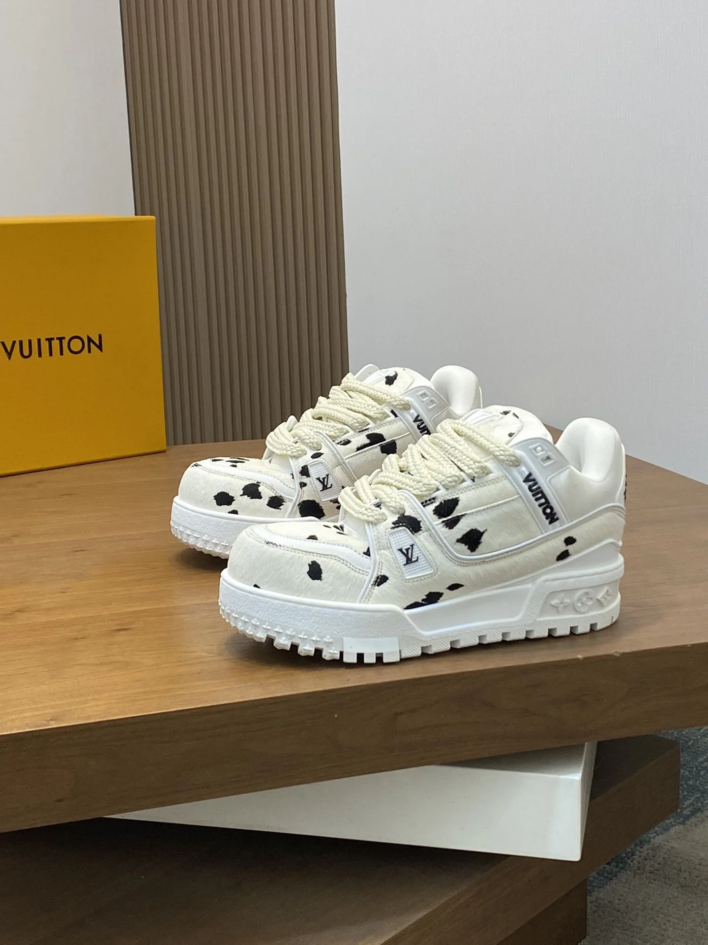 Timeless Louis Vuitton Trainer Sneaker 31003