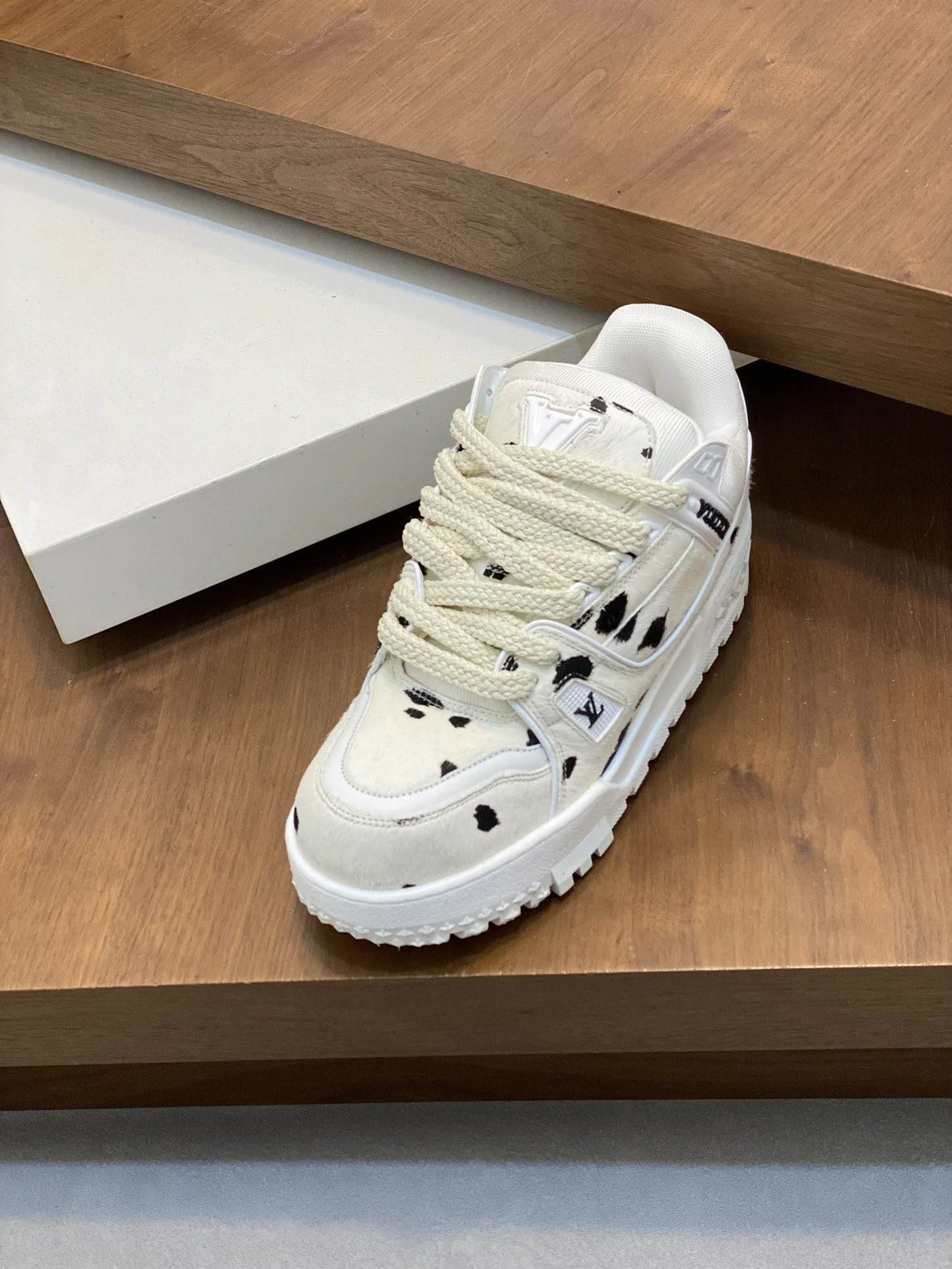 Timeless Louis Vuitton Trainer Sneaker 31003
