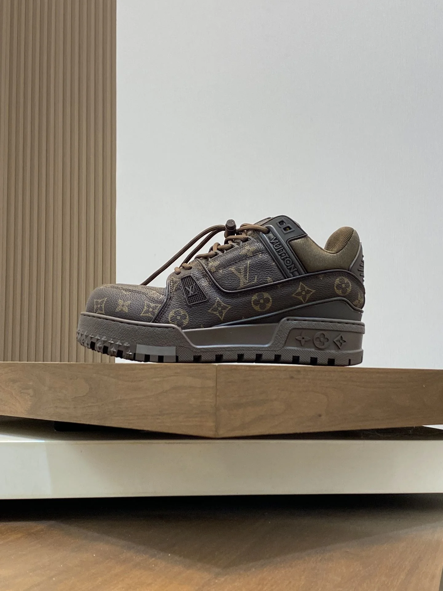 Minimalist Louis Vuitton Trainer Sneaker 31014