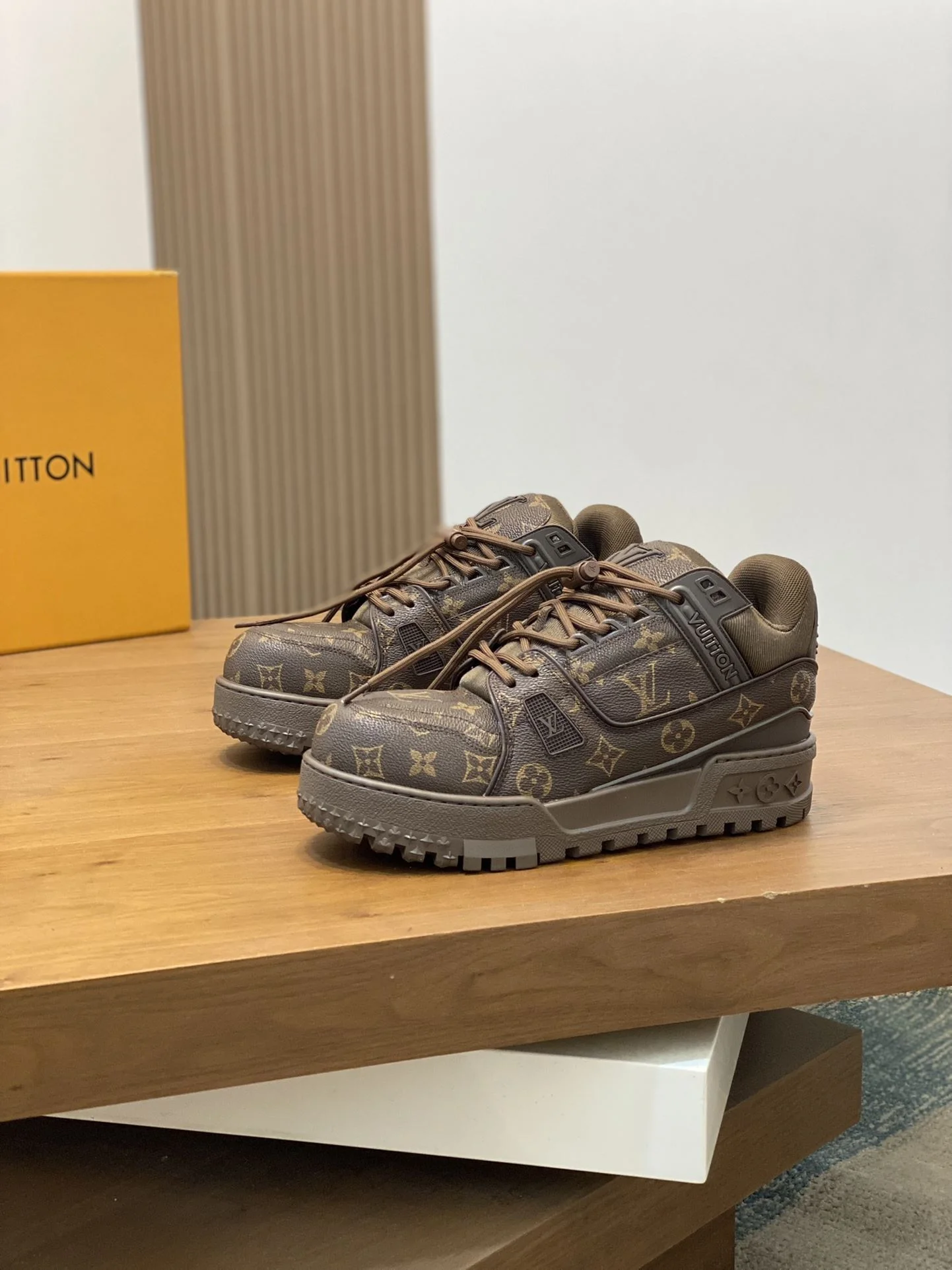 Minimalist Louis Vuitton Trainer Sneaker 31014