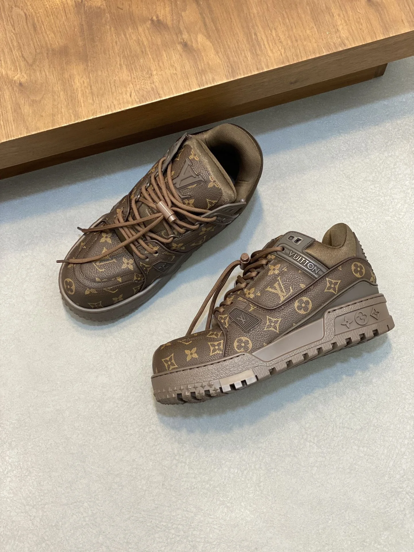 Minimalist Louis Vuitton Trainer Sneaker 31014