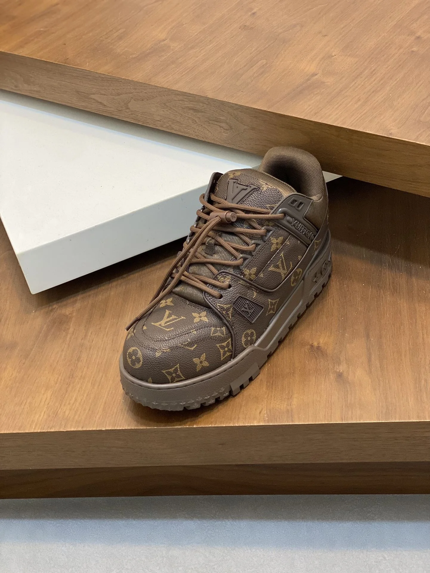Minimalist Louis Vuitton Trainer Sneaker 31014