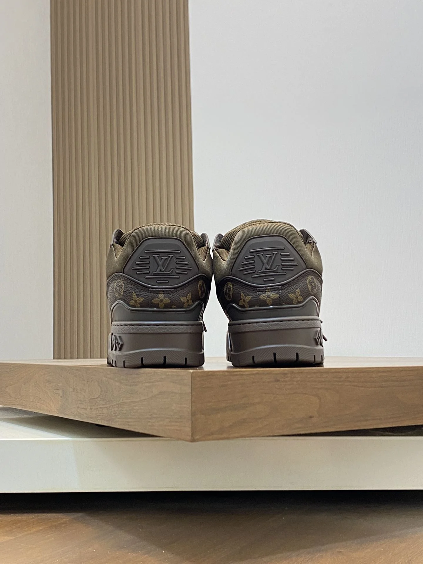 Minimalist Louis Vuitton Trainer Sneaker 31014