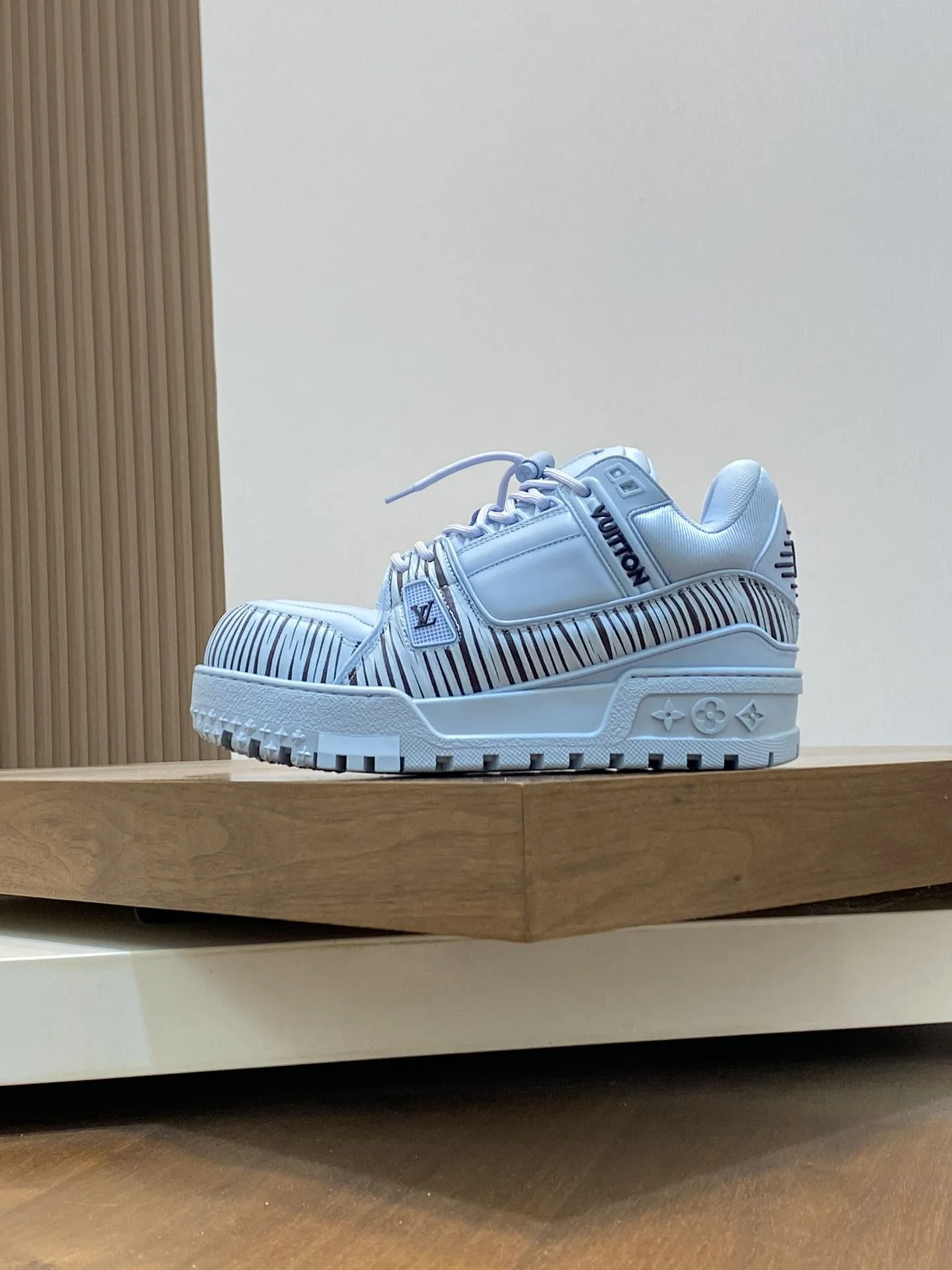 Louis Vuitton Trainer Sneaker Premium 30998