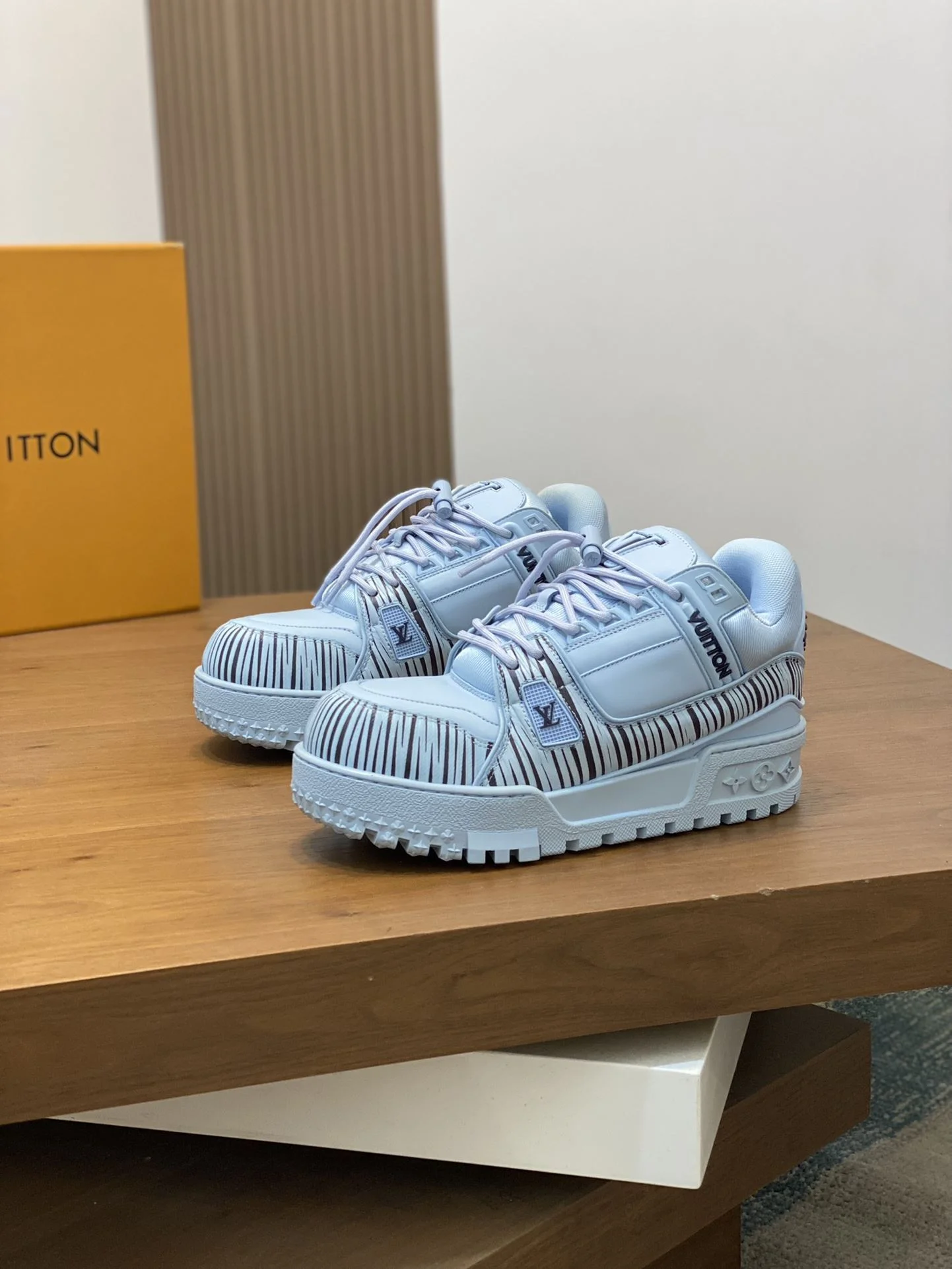 Louis Vuitton Trainer Sneaker Premium 30998