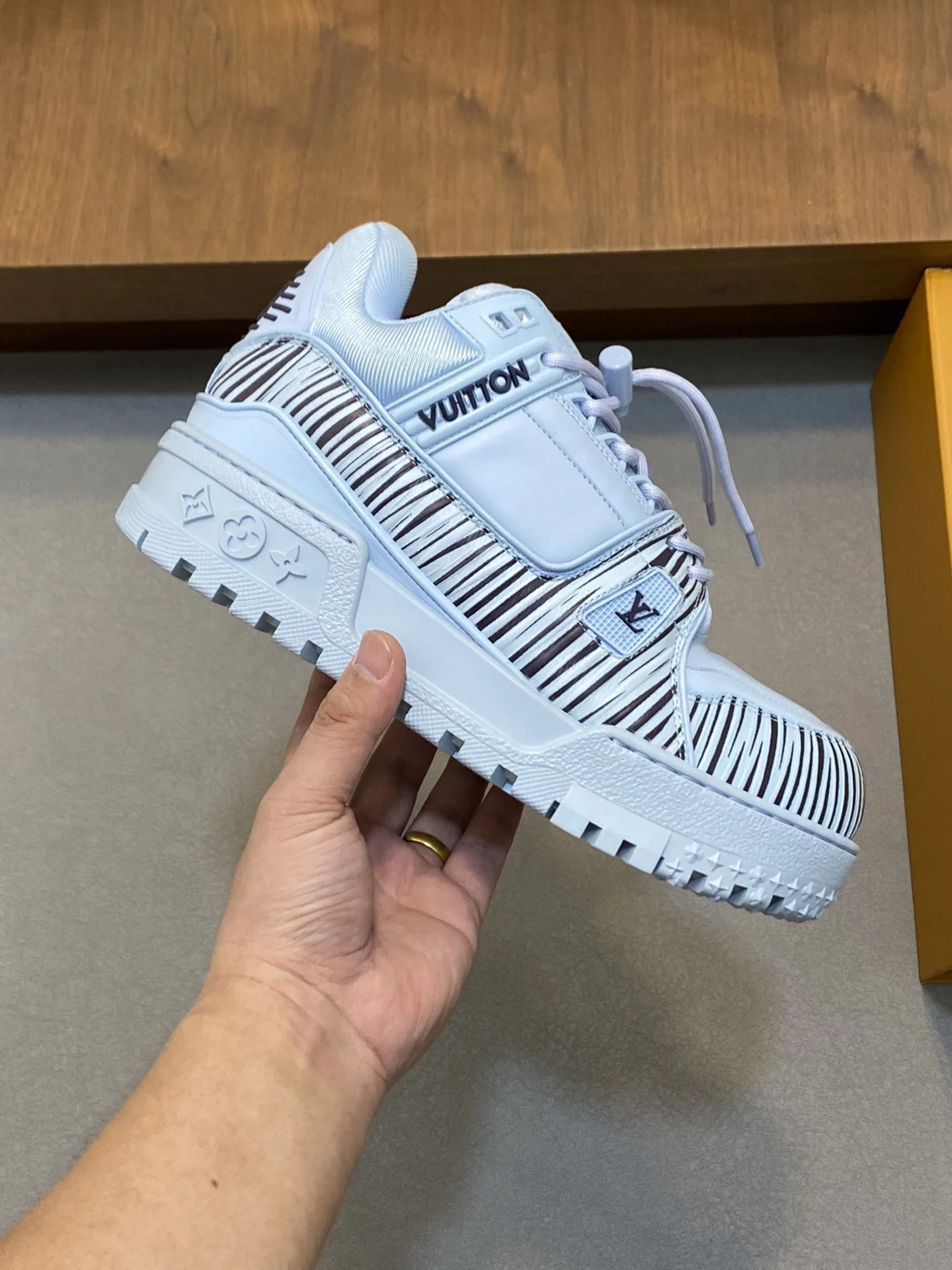 Louis Vuitton Trainer Sneaker Premium 30998