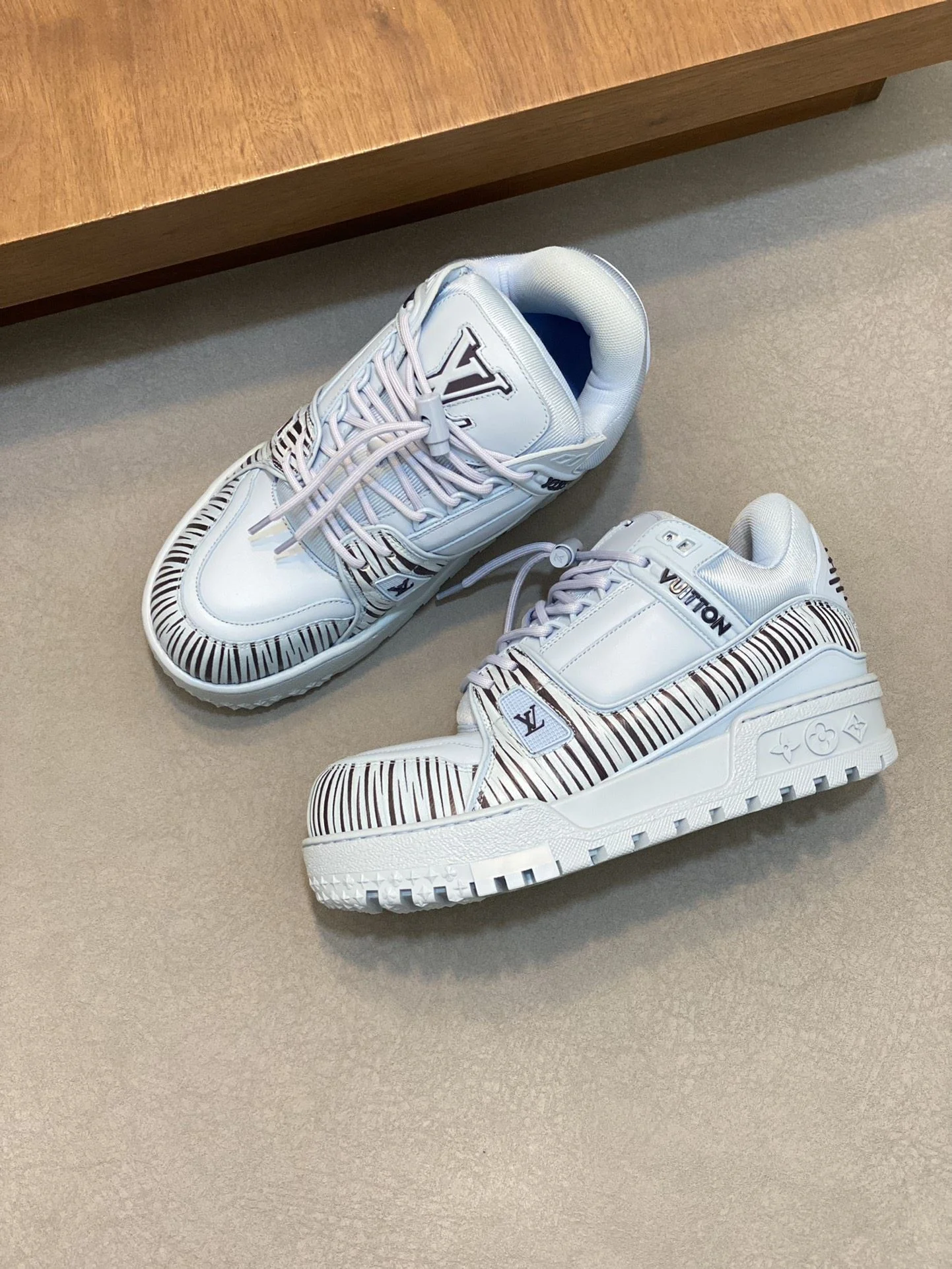 Louis Vuitton Trainer Sneaker Premium 30998