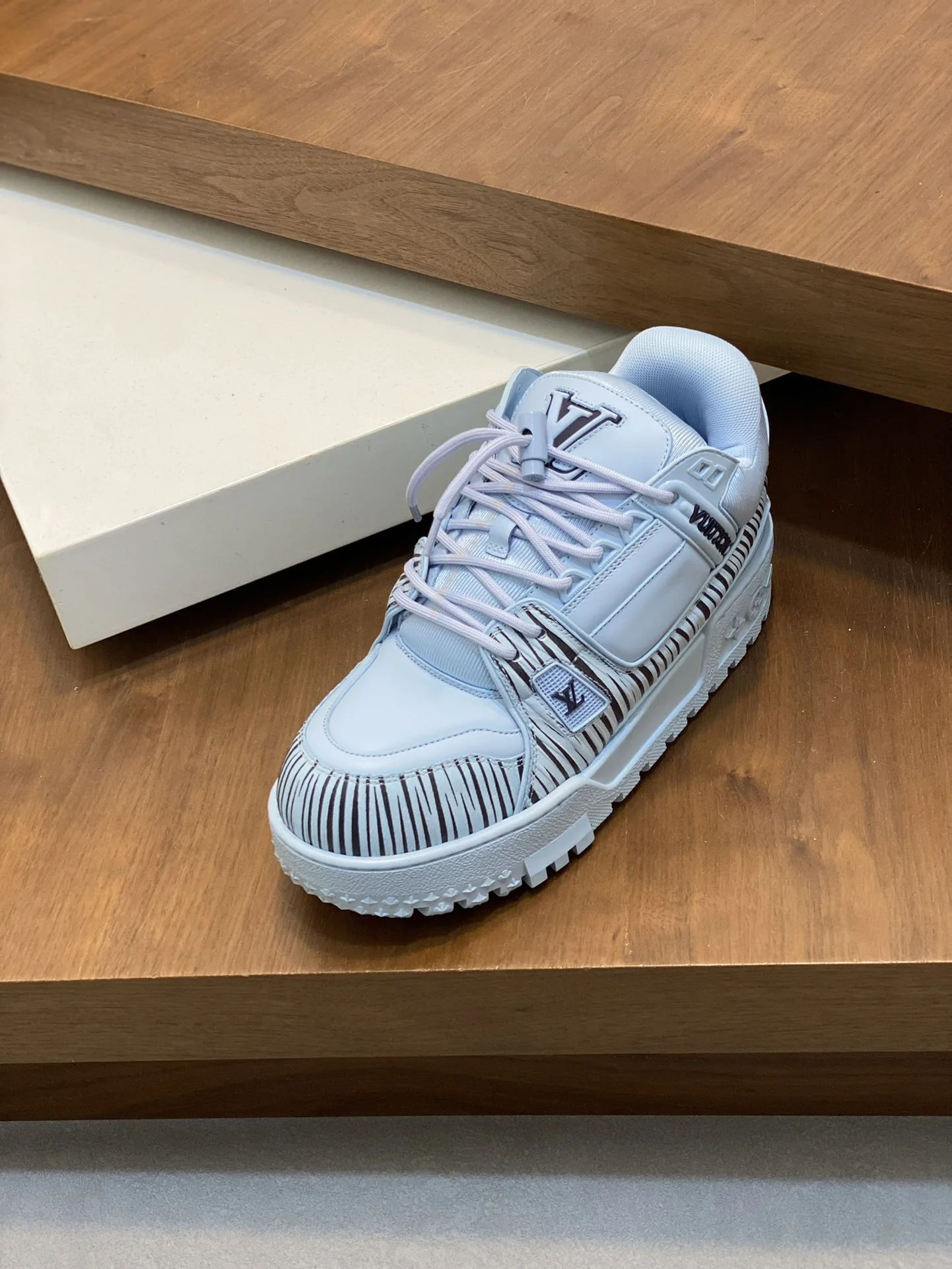 Louis Vuitton Trainer Sneaker Premium 30998
