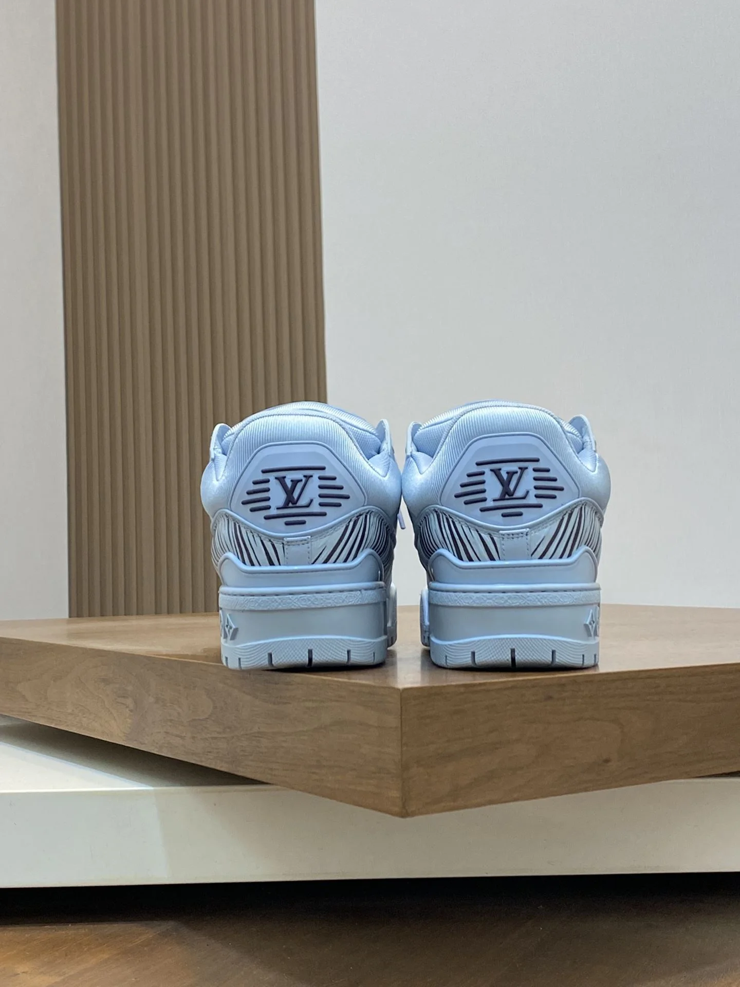Louis Vuitton Trainer Sneaker Premium 30998