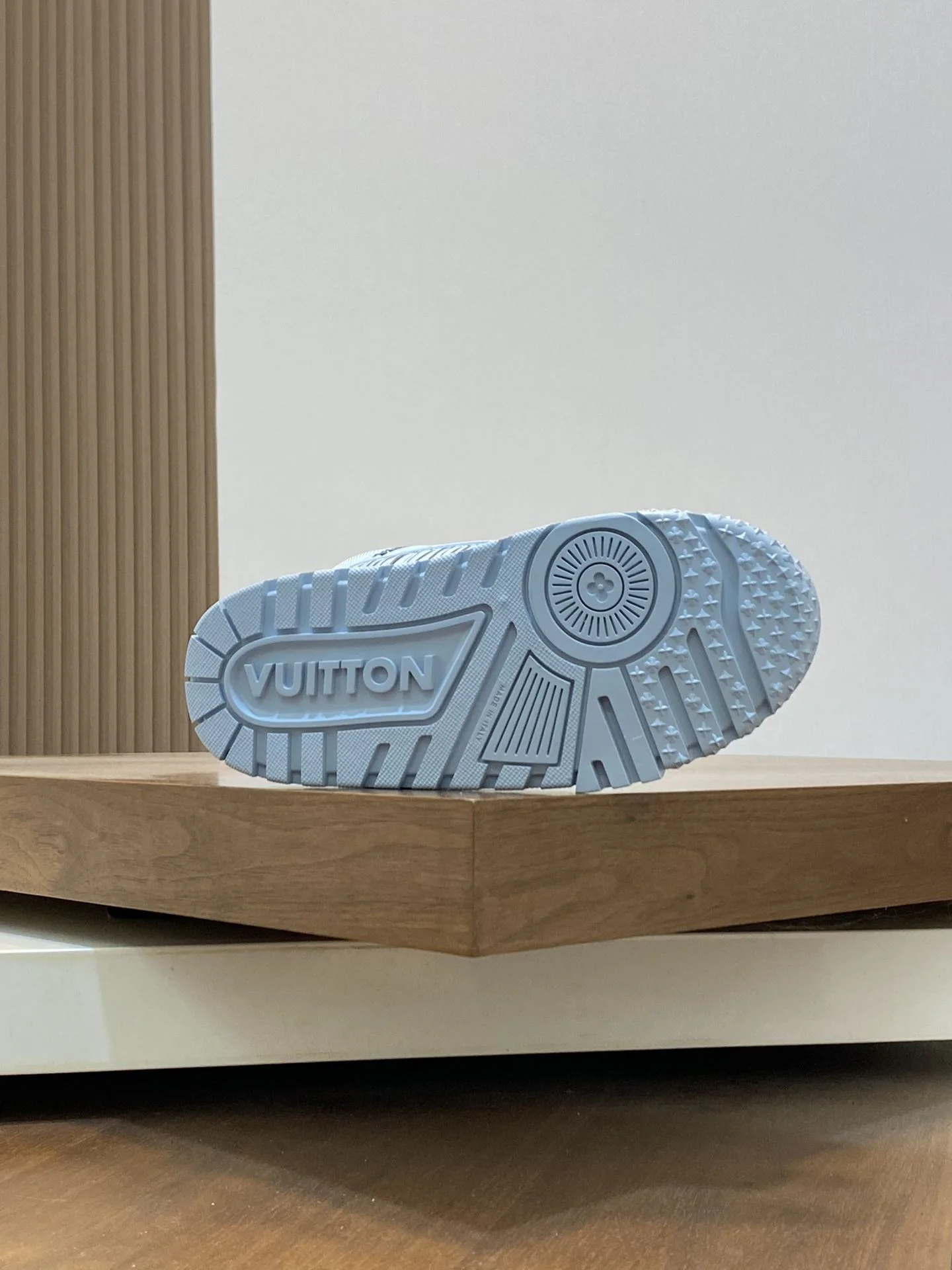 Louis Vuitton Trainer Sneaker Premium 30998