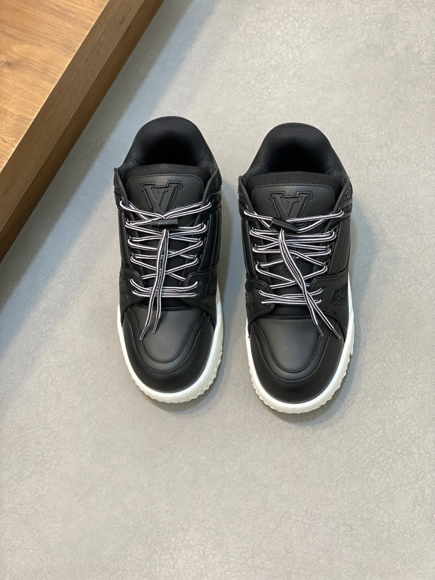 Flexible Louis Vuitton Trainer Sneaker 30997