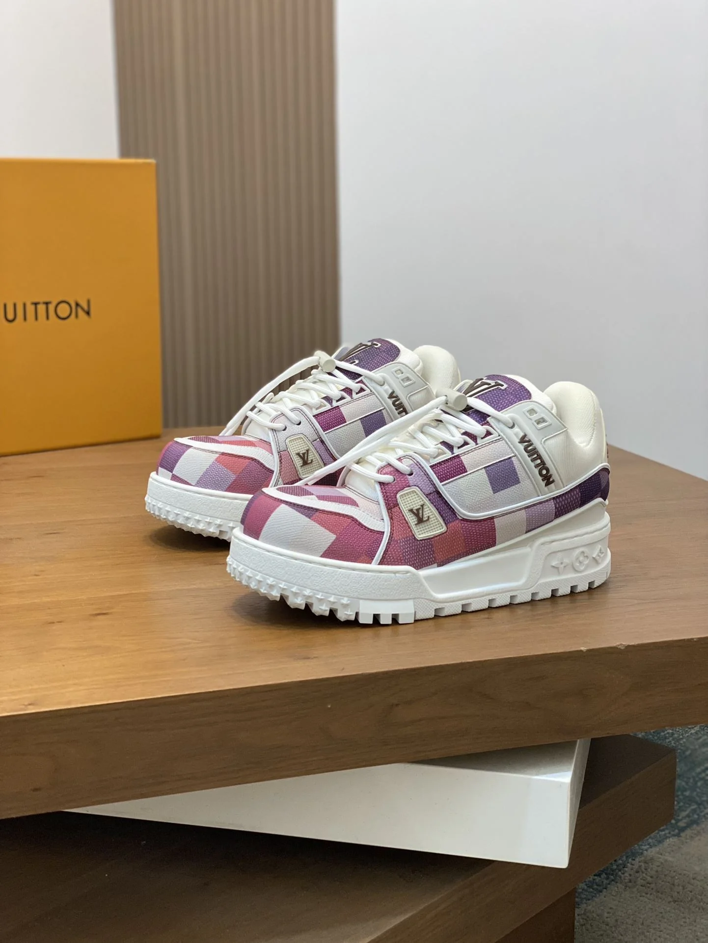 Modern Louis Vuitton Trainer Sneaker 31004