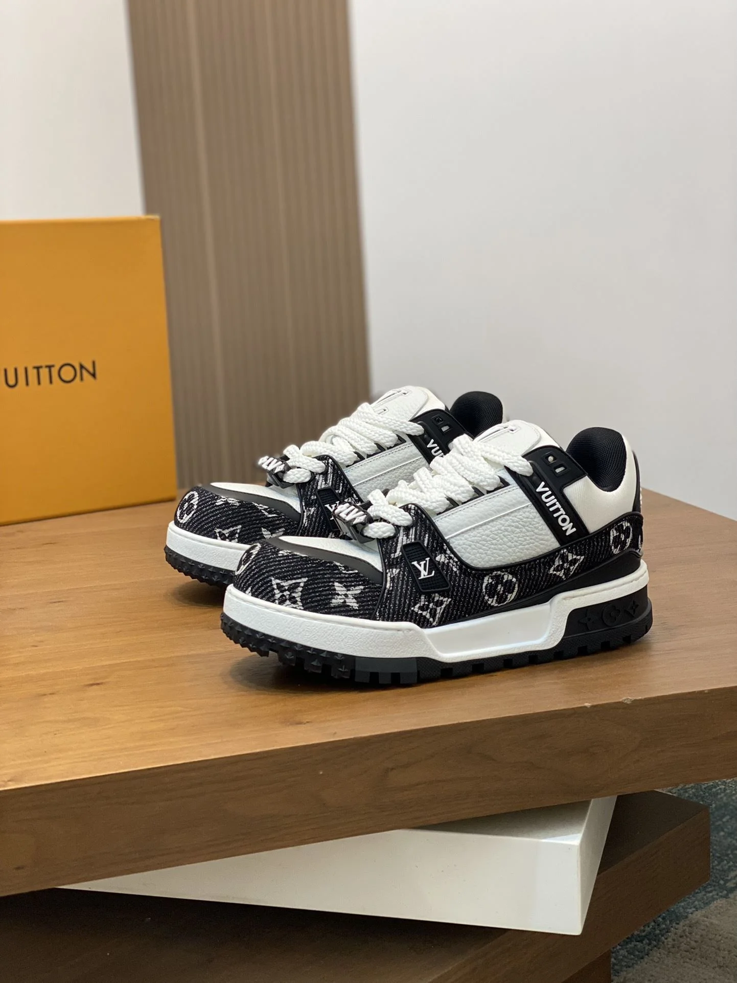 Practical Louis Vuitton Trainer Sneaker 30992